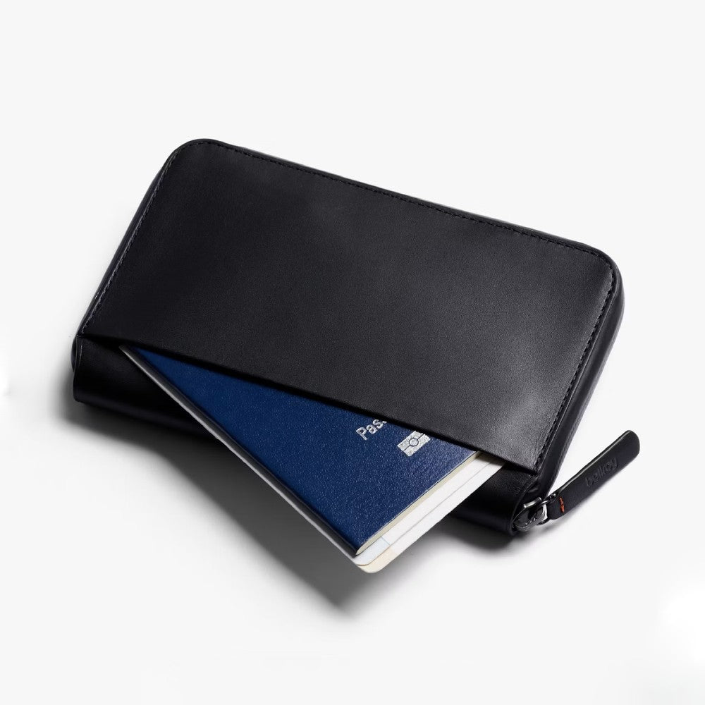 Carryology Essentials Travel Folio - Black Ash