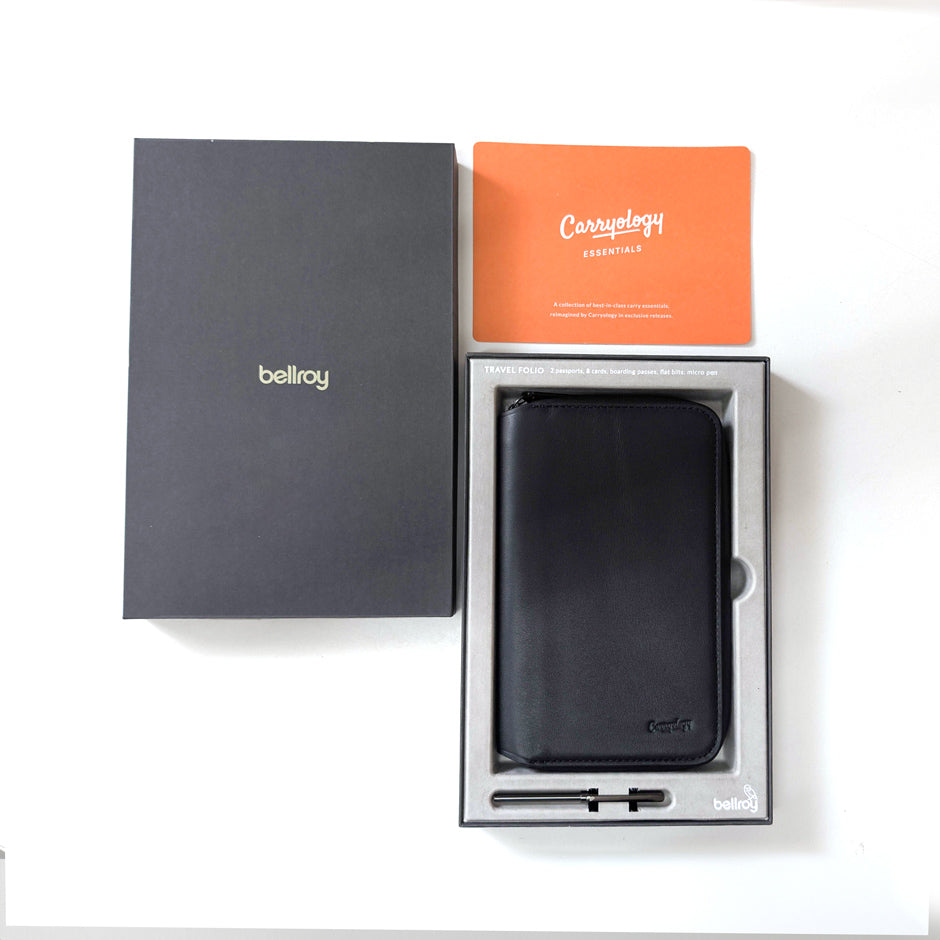 Carryology Essentials Travel Folio - Black Ash