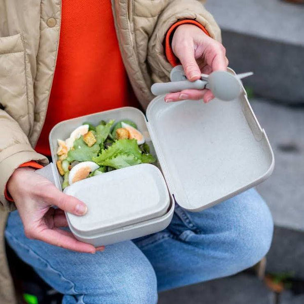 http://www.modernquests.com/cdn/shop/files/koziol-germany-ready-lunch-box-with-cutlery-desert-sand-3_grande.jpg?v=1690061152