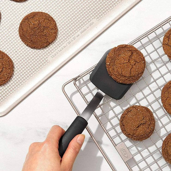 http://www.modernquests.com/cdn/shop/files/oxo-good-grips-silicone-cookie-spatula-black-sesame-3_grande.jpg?v=1690059806