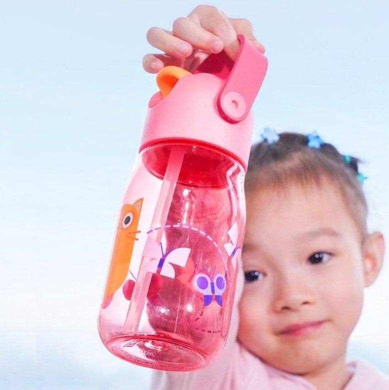 http://www.modernquests.com/cdn/shop/files/zoku-kids-flip-straw-bottle-pink-1.jpg?v=1690044561