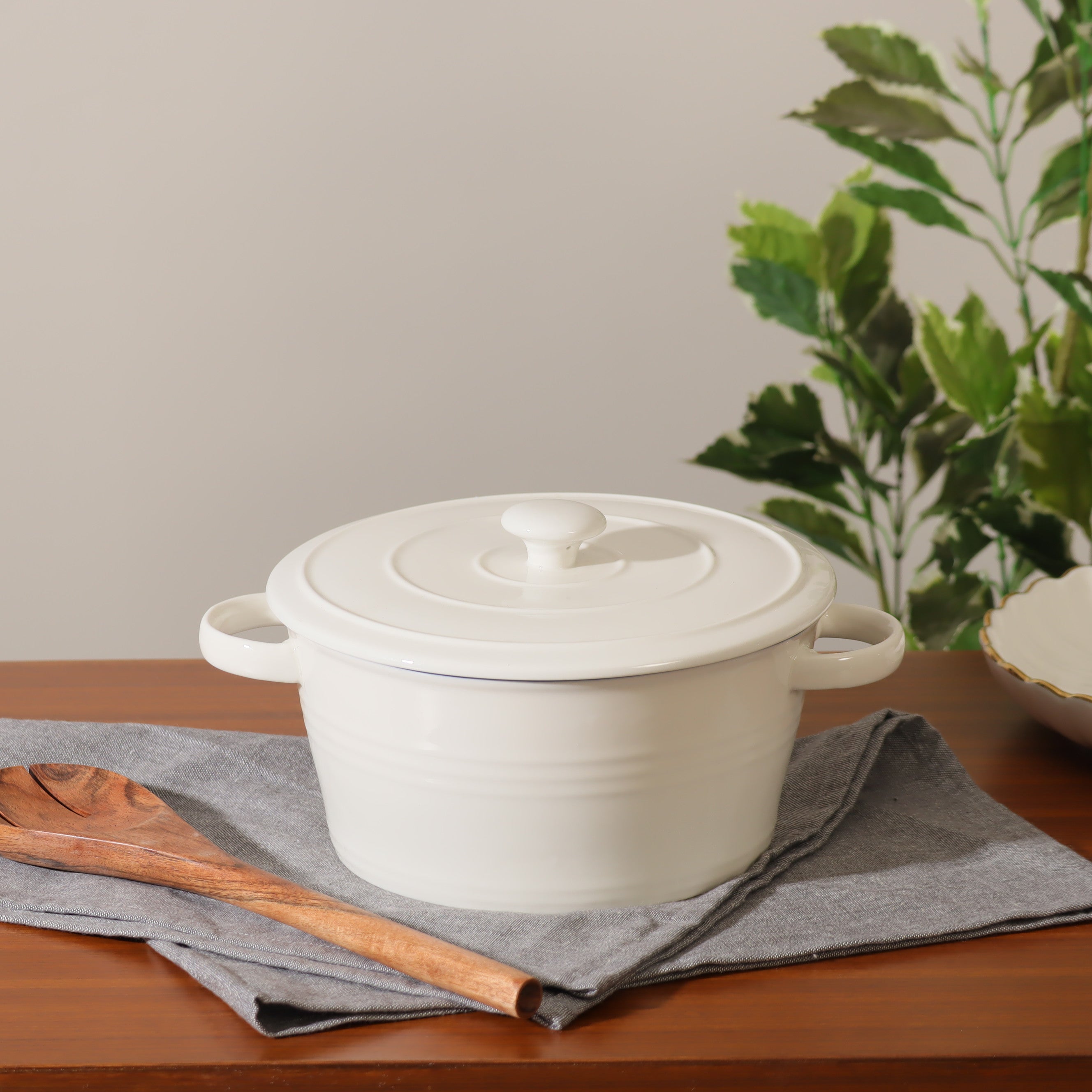 Ceramic Serving Pot With Lid Medium - White