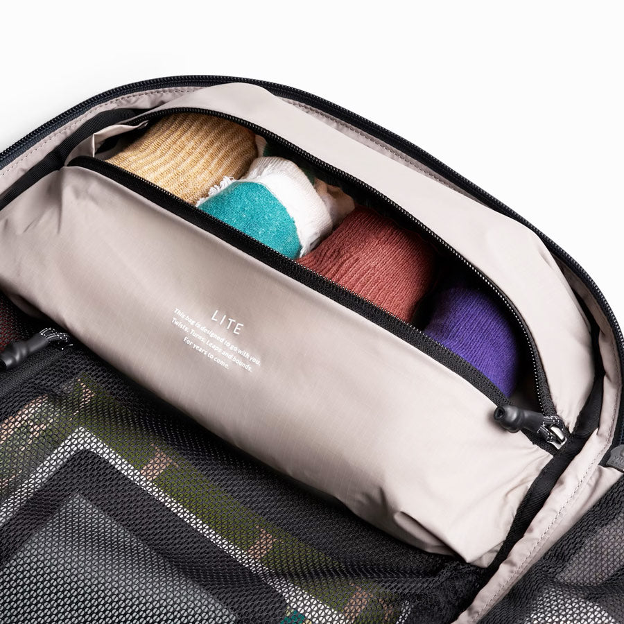 バッグ Bellroy Lite Travel Pack 30L Black Bellroy Lite Travel Pack 30L - 950g suitcase-style opening
