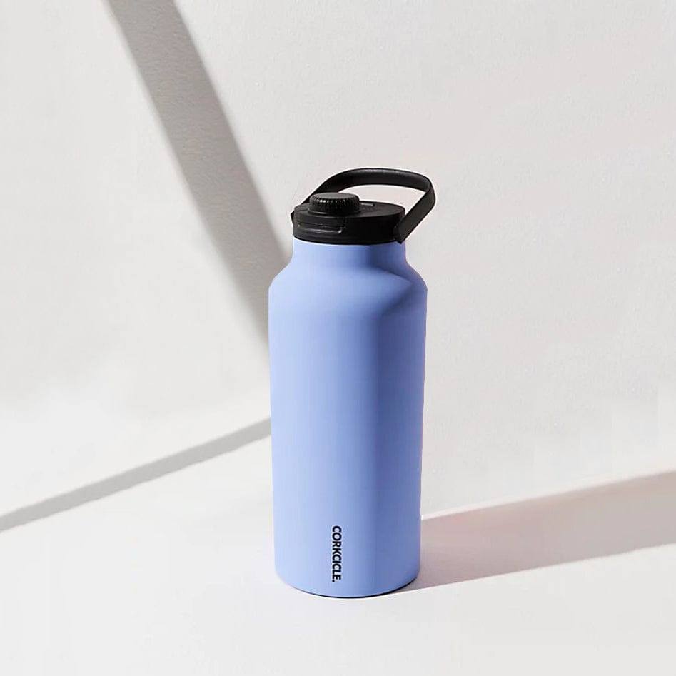 https://www.modernquests.com/cdn/shop/files/corkcicle-usa-insulated-sport-jug-1900ml-periwinkle-3.jpg?v=1696301993